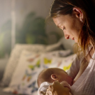 Poziția UNICEF cu privire la contactul apropiat dintre mamă și copil și alăptare în contextul COVID-19