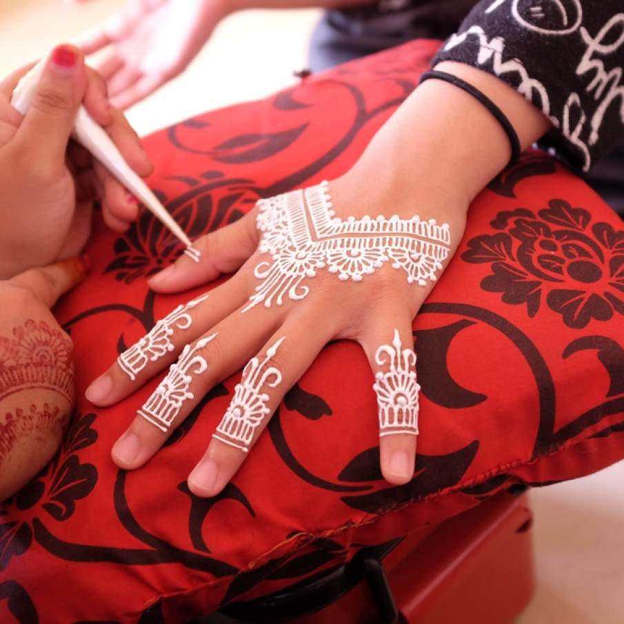 Patternuri de inspiratie florala desenate cu conul de henna 