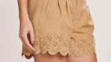 Pantaloni scurti efect suedine