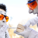 Implantul dentar și fumatul. Ce riști dacă fumezi?