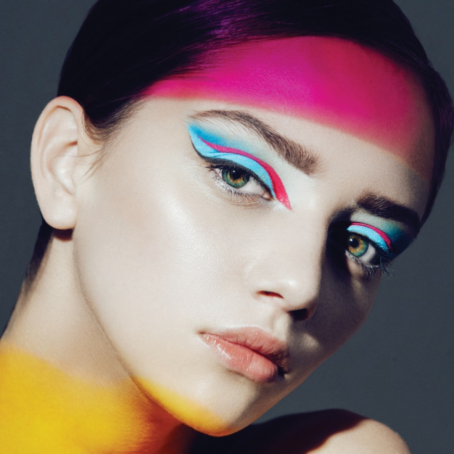 Machiaj ochi verzi cu albastru și dungi suprapuse de tuș (gri cărbune și roz fucsia)