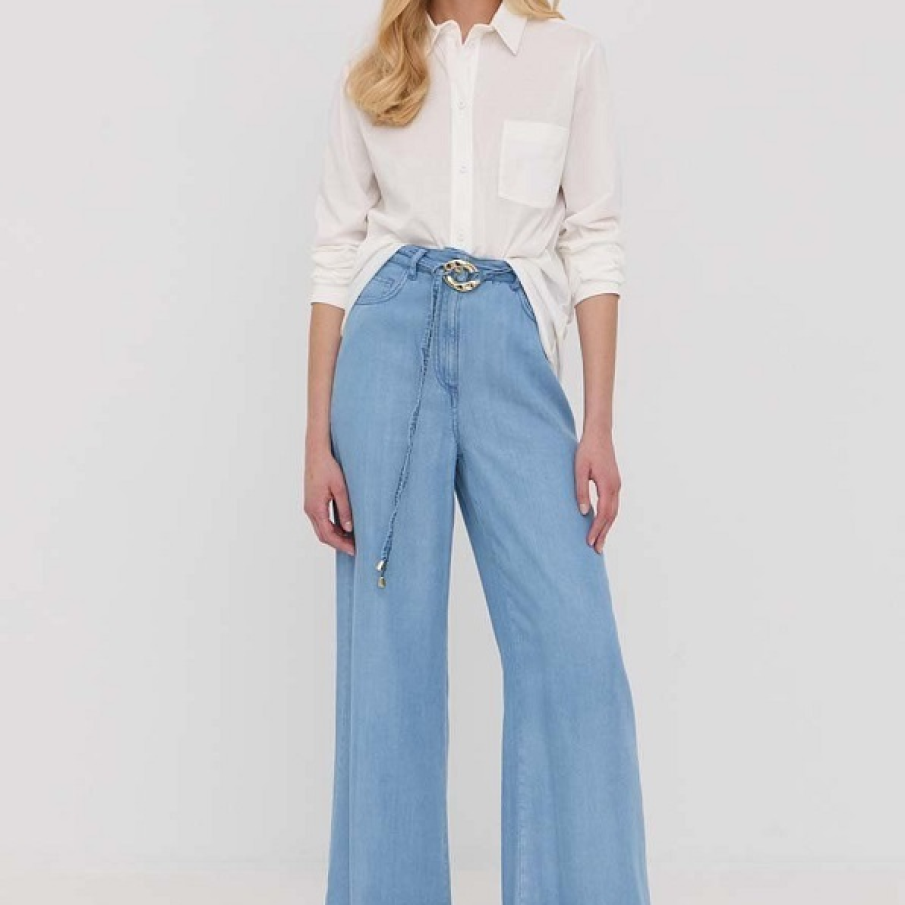 Pantaloni subțiri din colecția Patrizia Pepe, cu un curea șic din lyocell și o cataramă aurie drept accesoriu. 