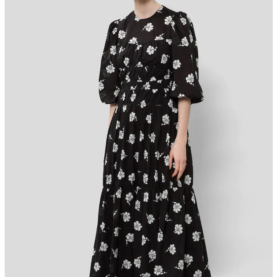 Rochie maxi neagră cu imprimeu floral alb și mâneci bufante trei sferturi. 