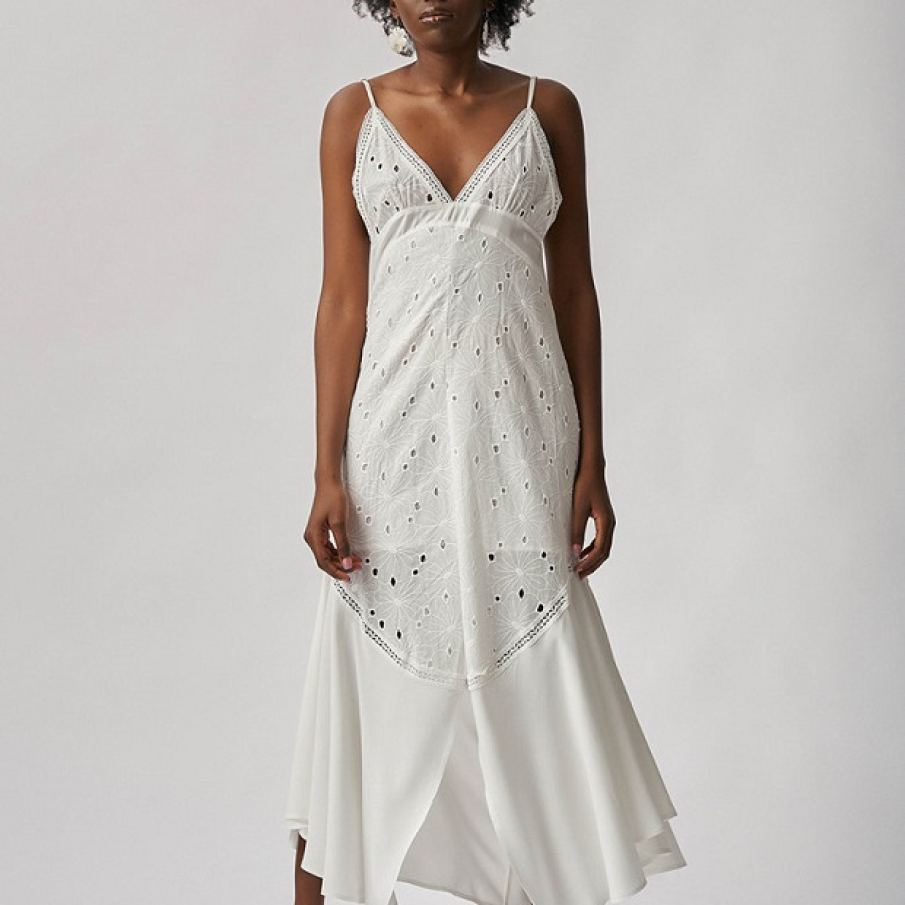 Rochie maxi albă, evazată cu dantelă Sangallo. Are o croiala ușor asimetrică, este din bumbac, iar decolteul frontal și de pe spate este în V. 