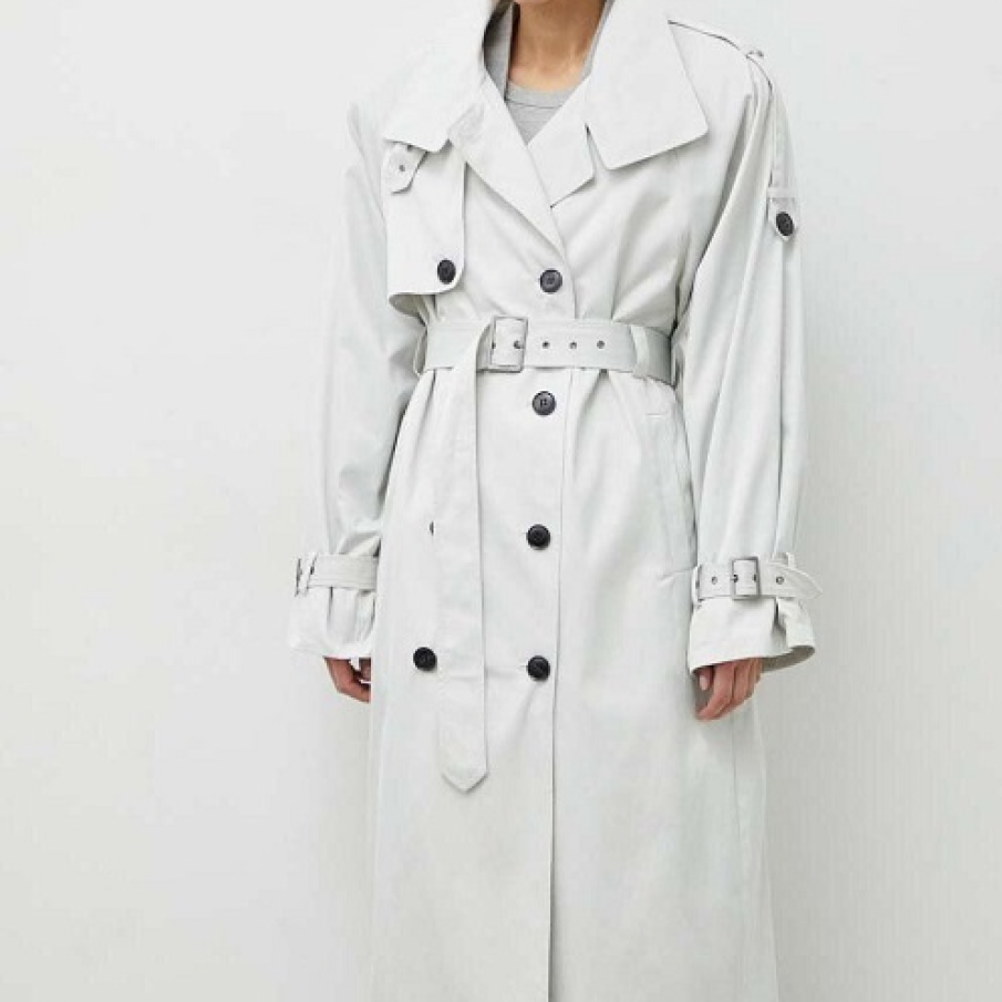 Trenci din colecția Gestuz în nuanță de gri light, confecționat din material rezistent la cute 