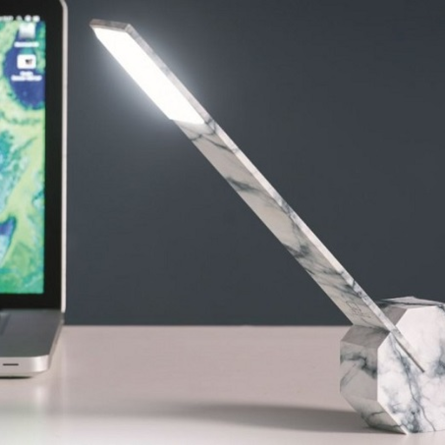 Lampă de birou de la Octagon One dispune de funcție touch, are o formă octagonala inedită și finisaj de lemn. Dispune de 3 poziții diferite de așezare pe birou și tehnologie modernă.