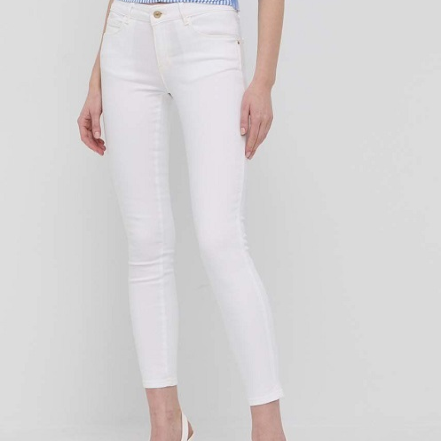 Chiar dacă nu mai dețin supremația precum în sezoanele trecute, blugii skinny se mai mențin ocazional în tendințe, iar succesul lor se datorează faptului că arată minunat purtați cu tocuri.