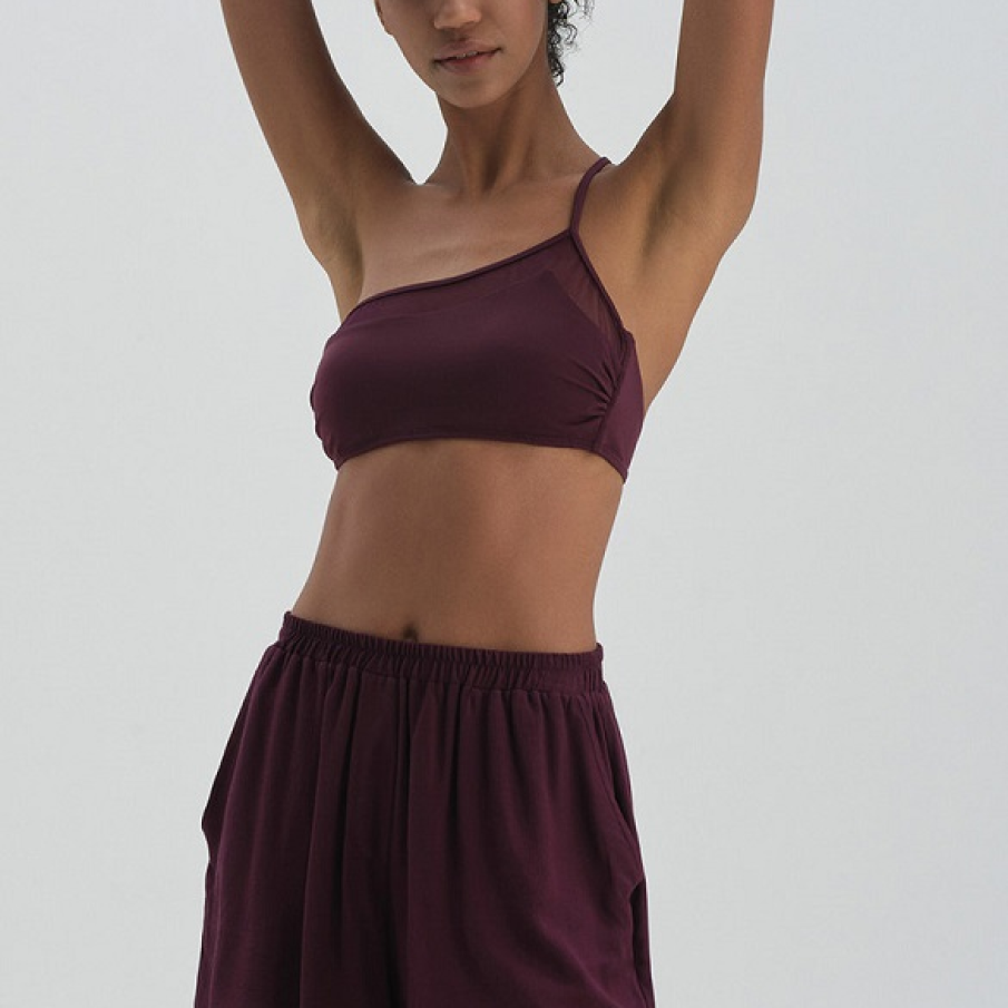 Pantaloni scurți de plajă cu talie elastică, în nuanță de violet aubergine. Sunt confecționați din vâscoză