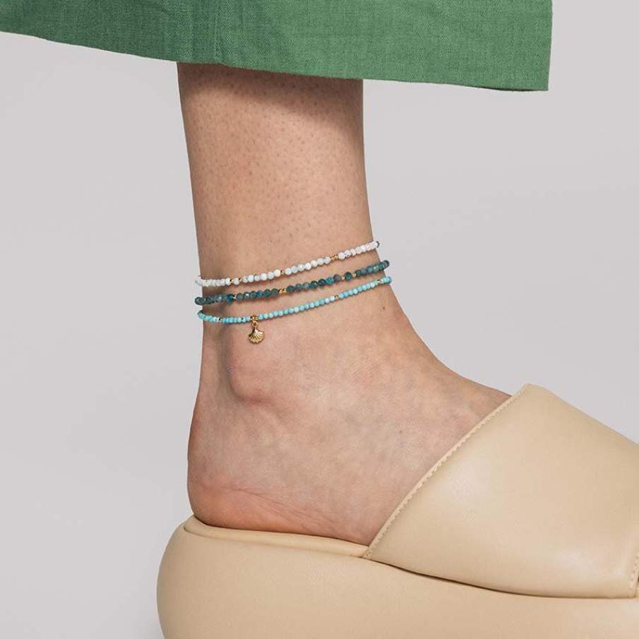 Brățară de glezna din colecția ANIA KRUK, confecționată din argint placat cu aur 24k. Este decorată cu pietre naturale și elemente decorative tip mărgele în paletă de albastru  