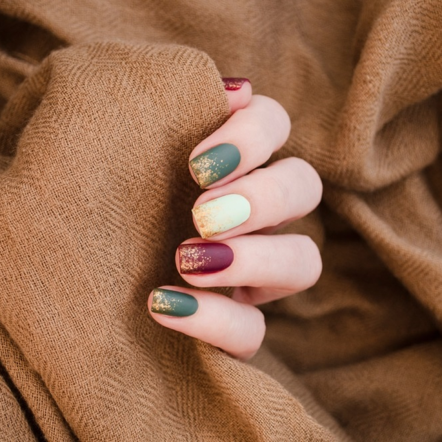 O idee de manichiură mată superbă, cu accente de glitter auriu pe jumătatea superioară a unghiei