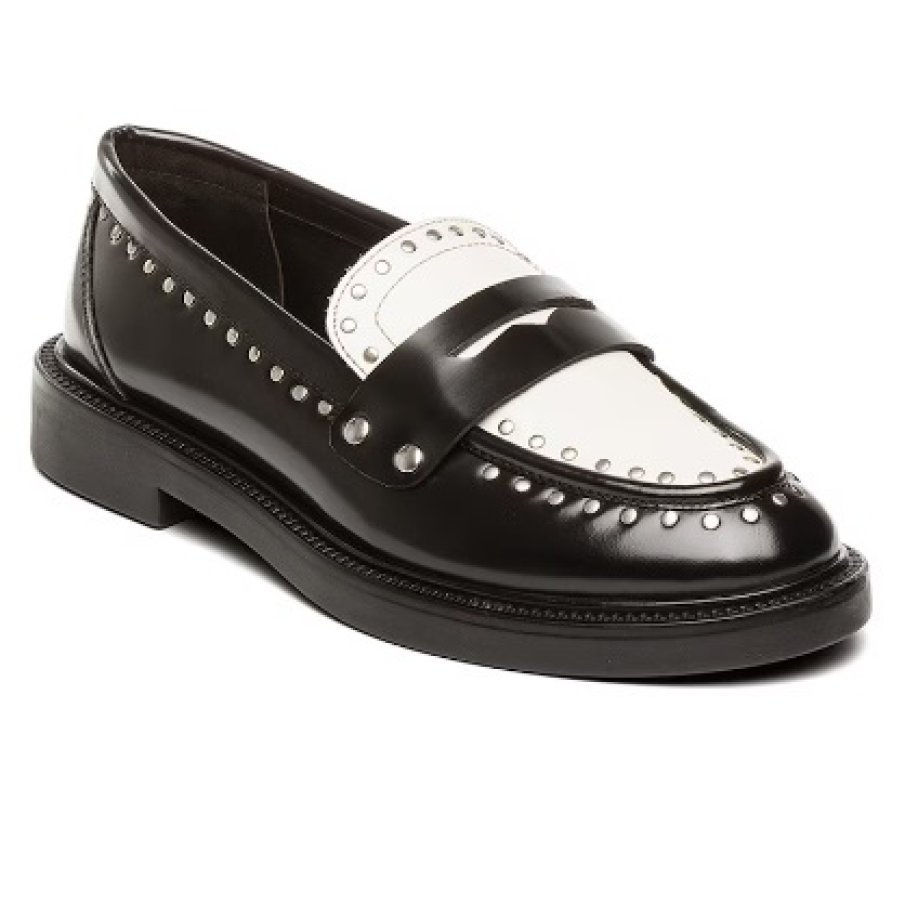 Pantofi loafer cu nituri metalice și contrast alb negru de la Steve Madden