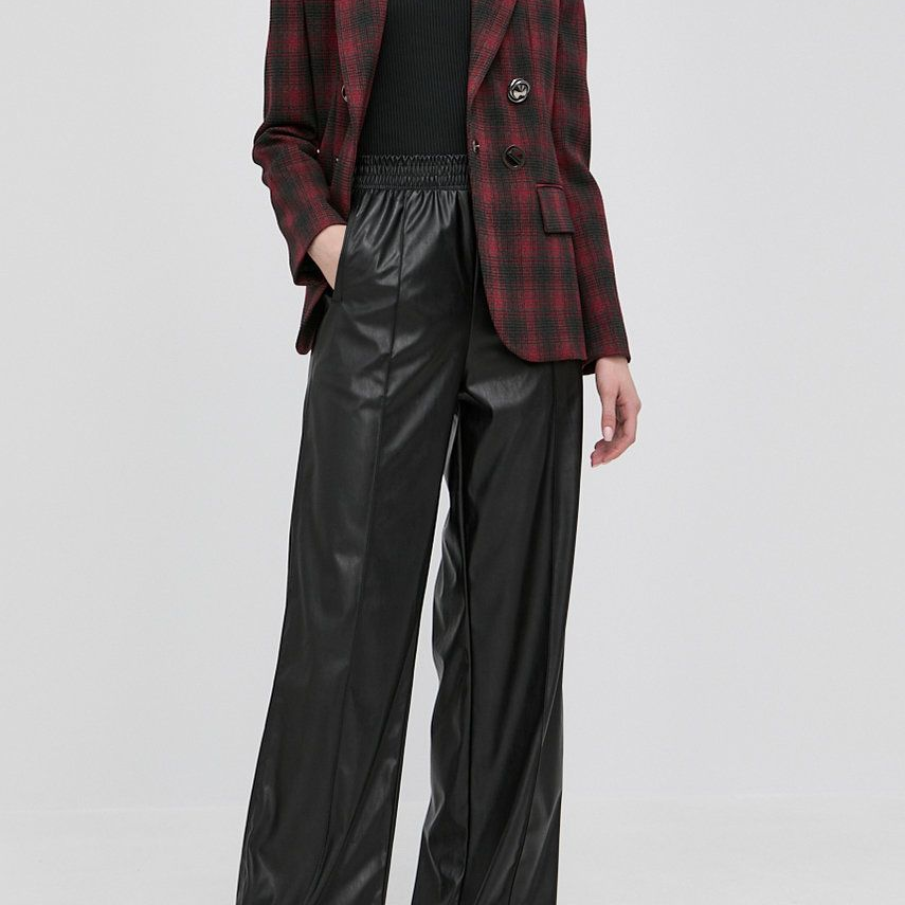 Pantaloni lejeri de la Pink, cu picior larg și evazat, confecționați din material subțire 