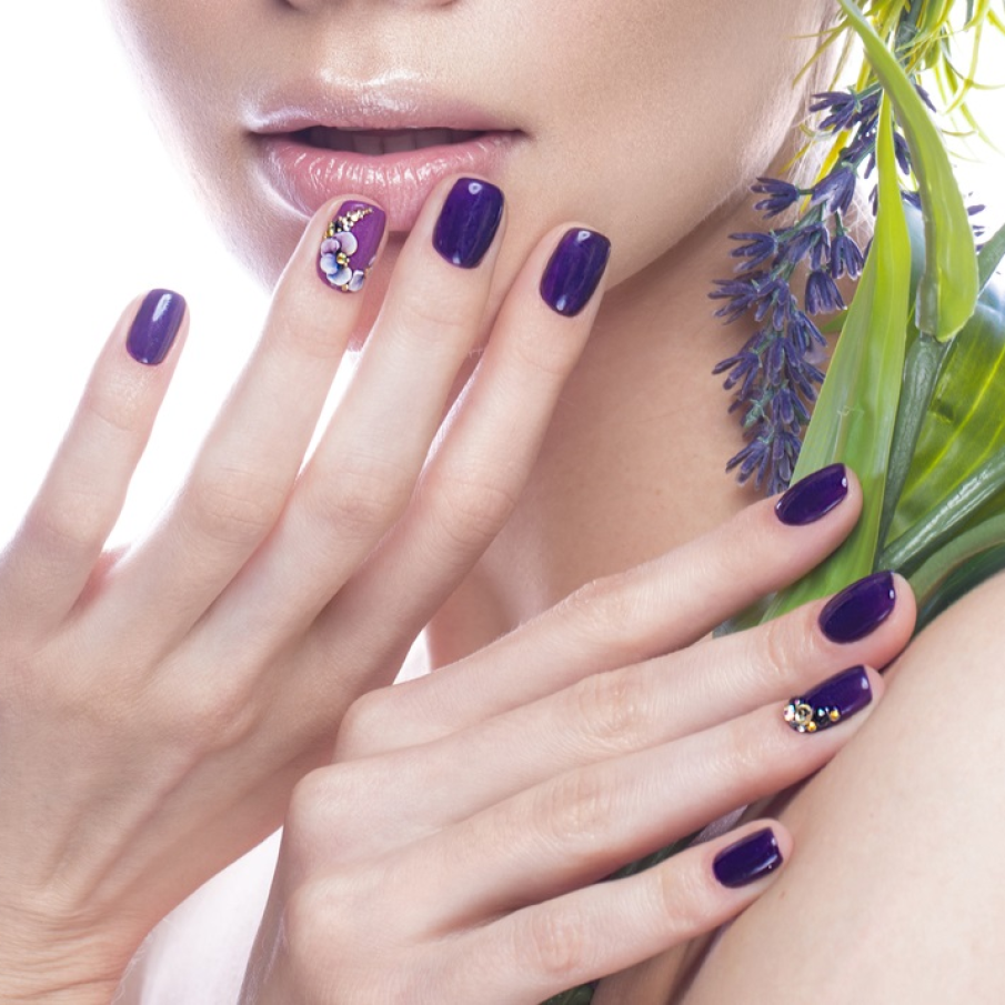 Manichiură violet ce redă frumusețea grațioasă a zambilelor 