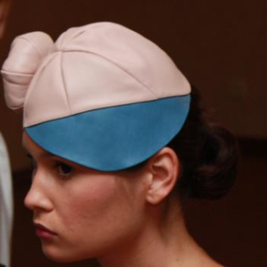 Palarie bicolora, eleganta