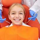 Legătura dintre durerea de dinți și performanțele școlare. De ce să îți duci copilul la stomatolog înainte de începerea școlii 