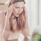 Petreci mult timp în fața computerului? Iată 5 moduri în care acest lucru îți poate afecta sănătatea și cum te poți proteja