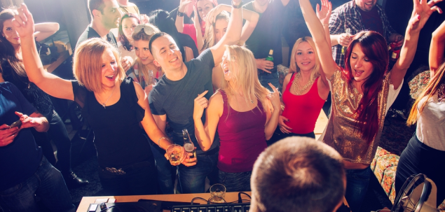 Esti invitata la o petrecere unde nu cunosti pe nimeni in afara de gazda. Cum reactionezi?