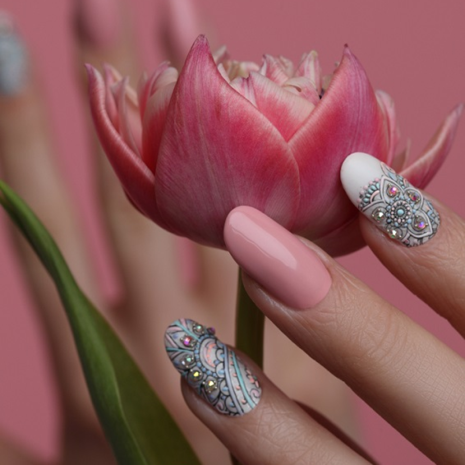 Nail art inspirat de primăvară cu modele elaborate și complexe pe unghiile arătătorului și ale inelarului 