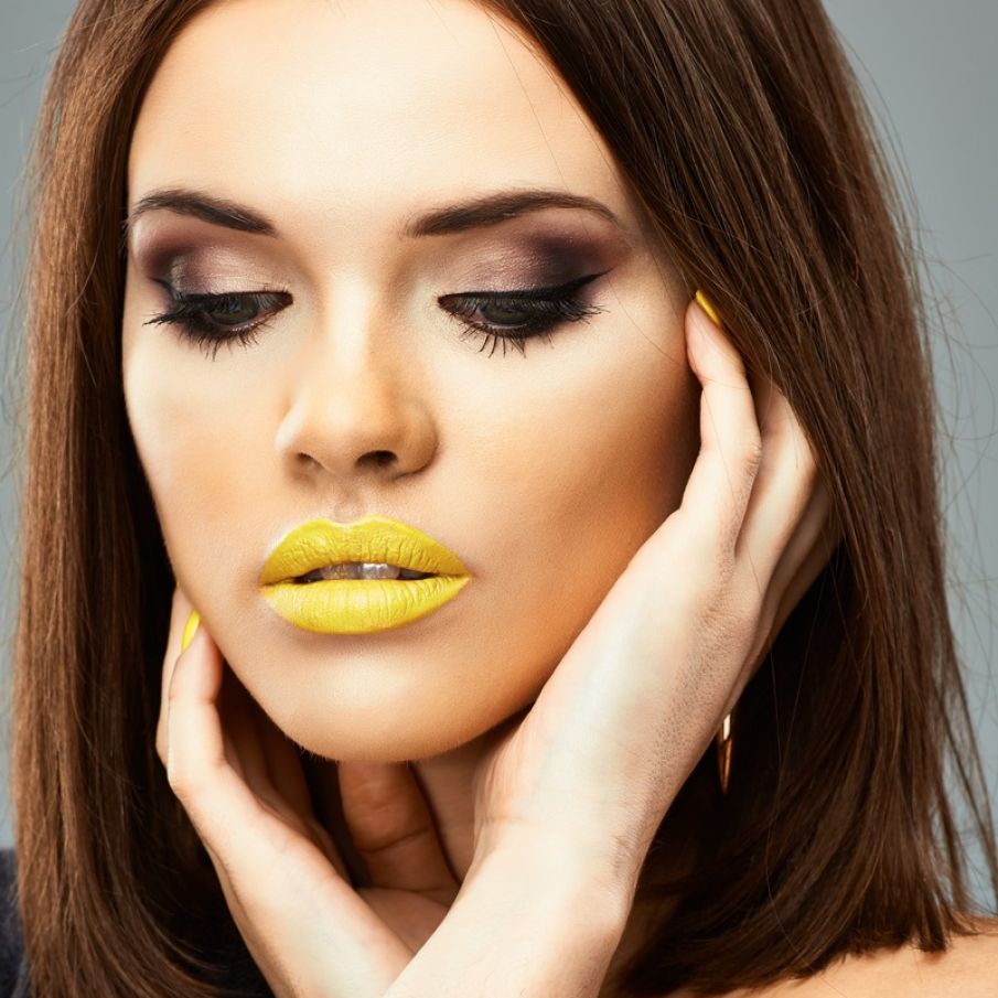 Puteți opta și pentru un machiaj al ochilor neutru sau natural, accentuând în schimb buzele cu un ruj galben