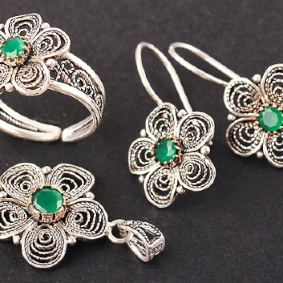 Set de argint cu cercei, inel si pandantiv