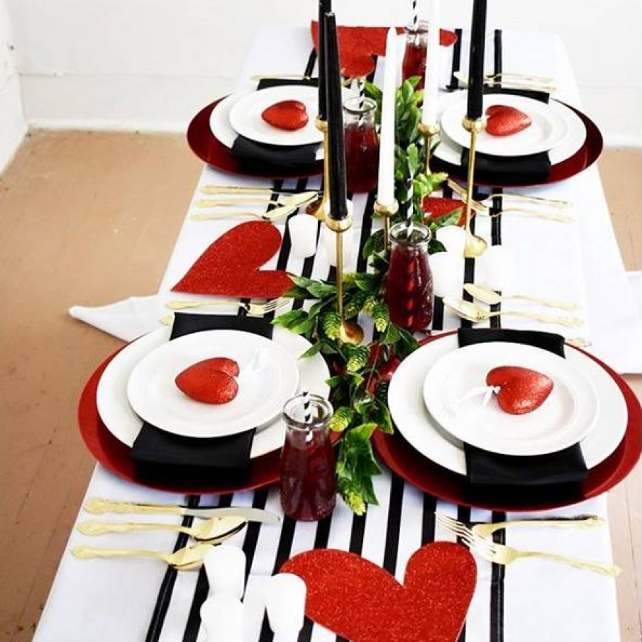 De efect: Aranjament alb-negru indulcit de decoratiunile in forma de inimioara din farfurii si de pe masa