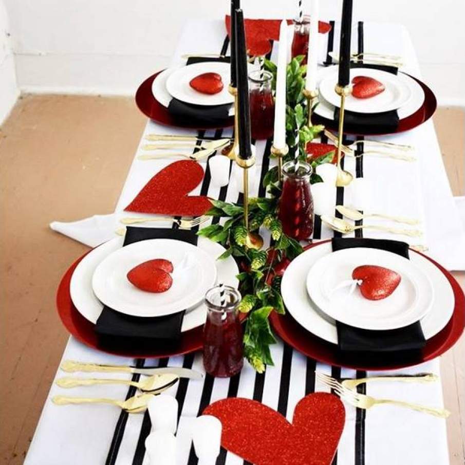 De efect: Aranjament alb-negru indulcit de decoratiunile in forma de inimioara din farfurii si de pe masa