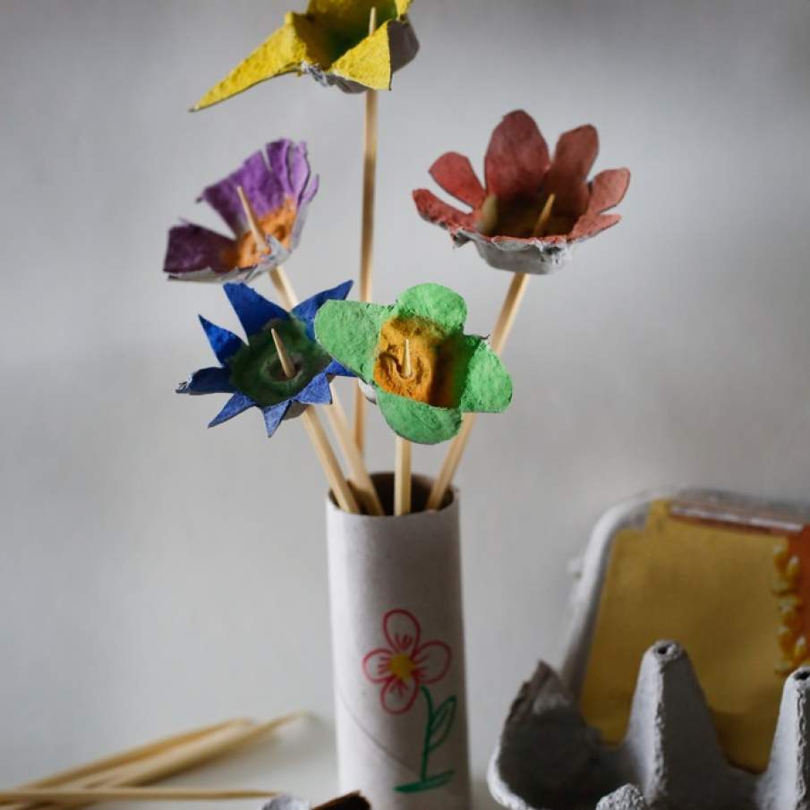 Vaza cu flori pe care o puteti realiza impreuna cu cei mici dintr-o cutie de oua. Distractiv, nu? Veti stimula creativitatea copiilor cu aceasta activitate de taiere si pictare a cartonului. 