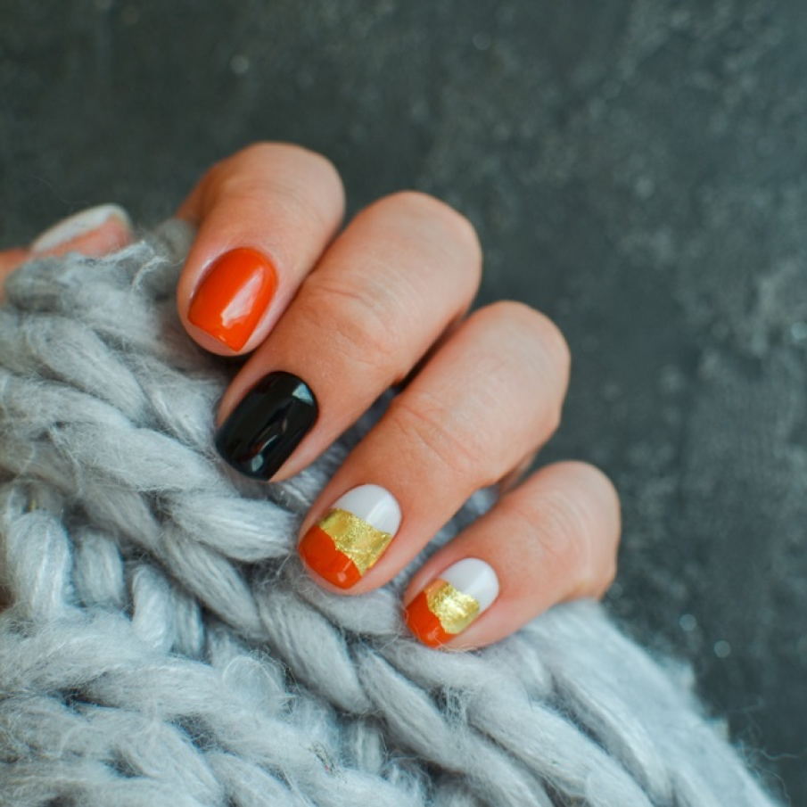 Glitter oriunde îl doriți voi, pe unghiuțe să fie 