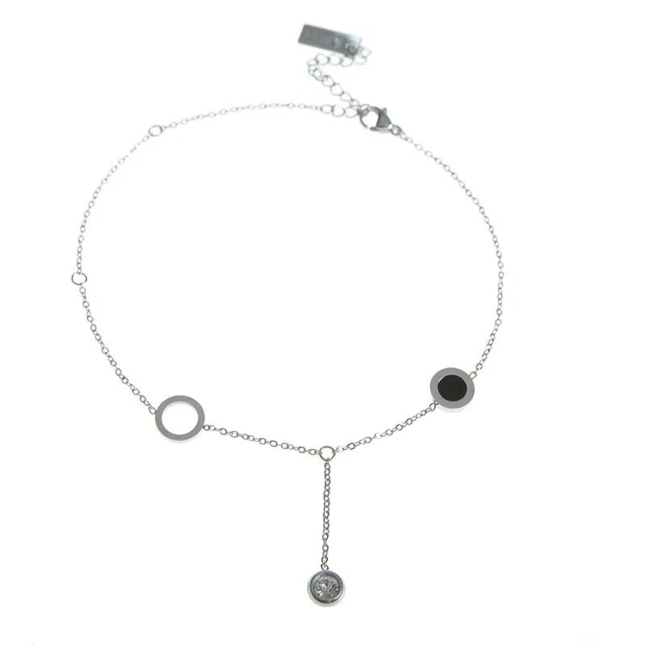 Brățară de picior argintie cu pandantiv de 2.5 cm și detalii tip cercuri mici și mai mari pentru un efect wow!