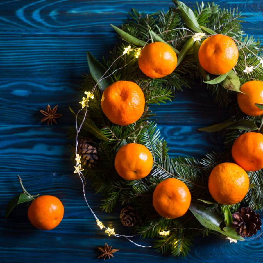 Coronita de usa ornata cu mandarine cu frunze si conuri