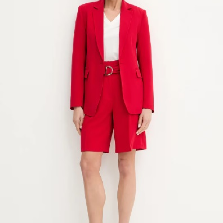 Se poartă pantalonii scurți de dimensiuni mai lungi în vara 2025: 10 modele moderne