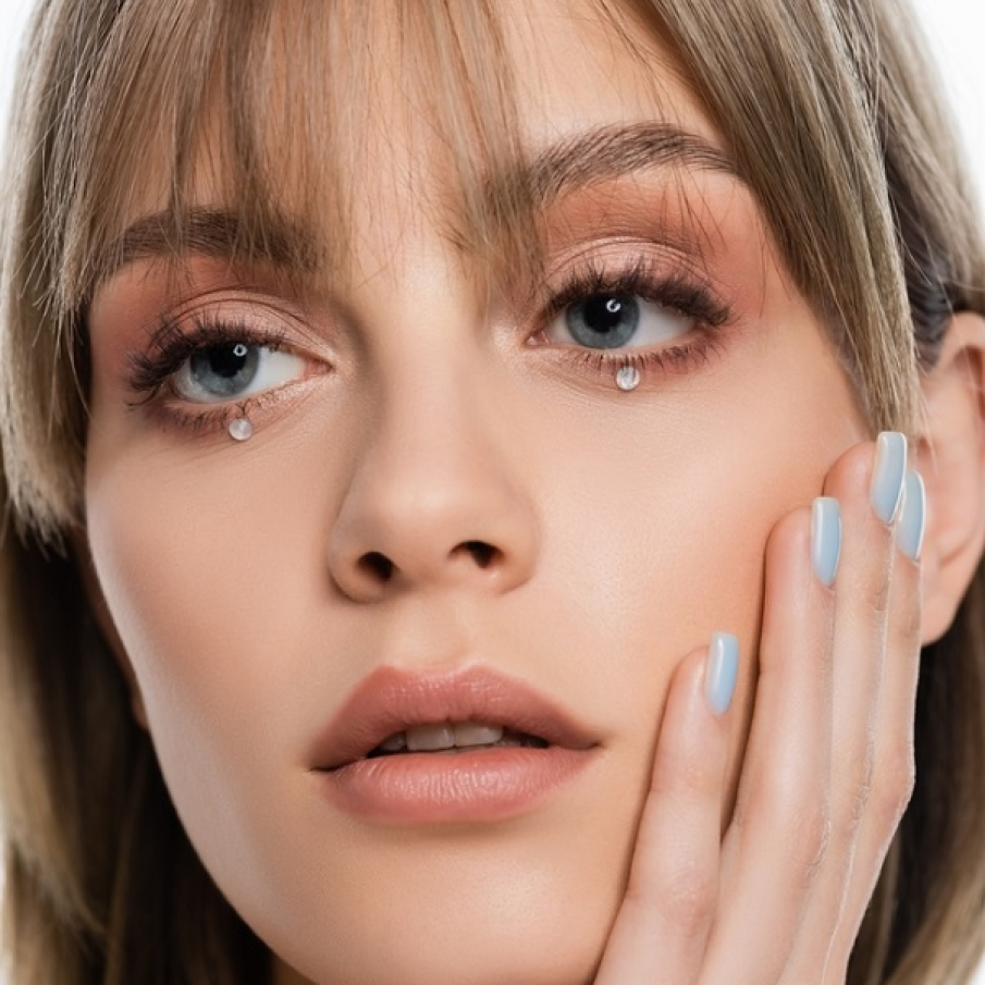 Uneori, mai puțin este mai mult. Mulți make-up artiști de pe Instagram au optat pentru un singur straș aplicat sub zona pleoapei inferioare