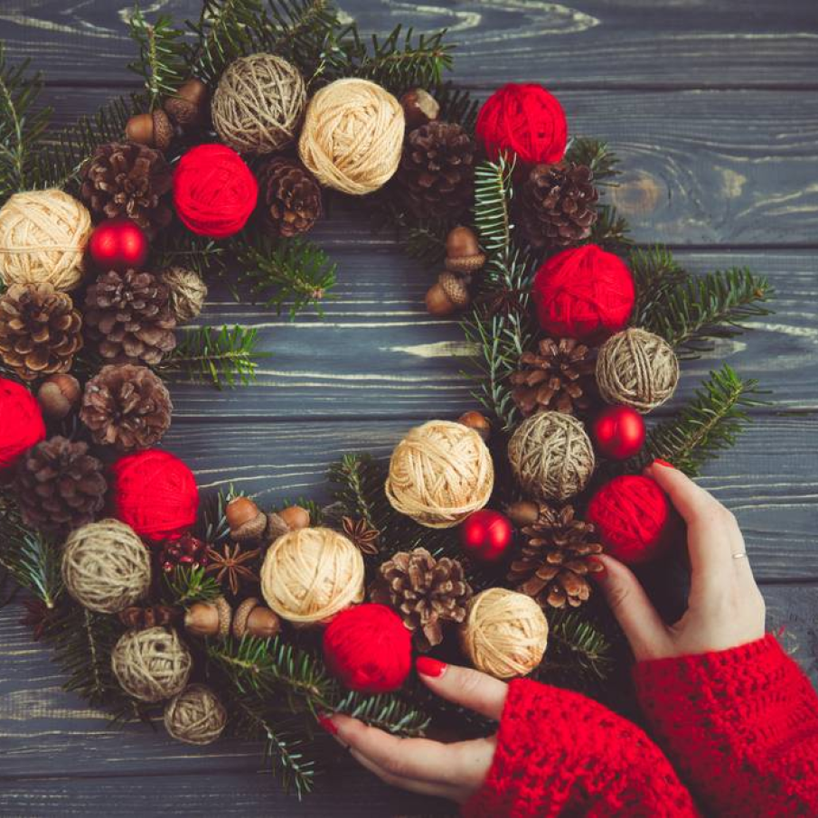 Coronita de Craciun cu gheme de sfoara si lana 