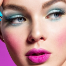 Arta machiajului: cum să te exprimi prin culori și texturi cu MAC