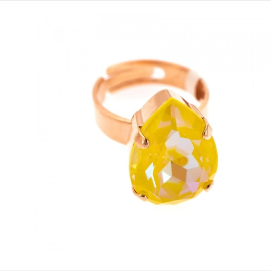 Inel cocktail placat cu Aur roz de 24K și decorat un cristal Swarovski Sunshine DeLite cu tăietură drop. Este confecționat manual în Israel