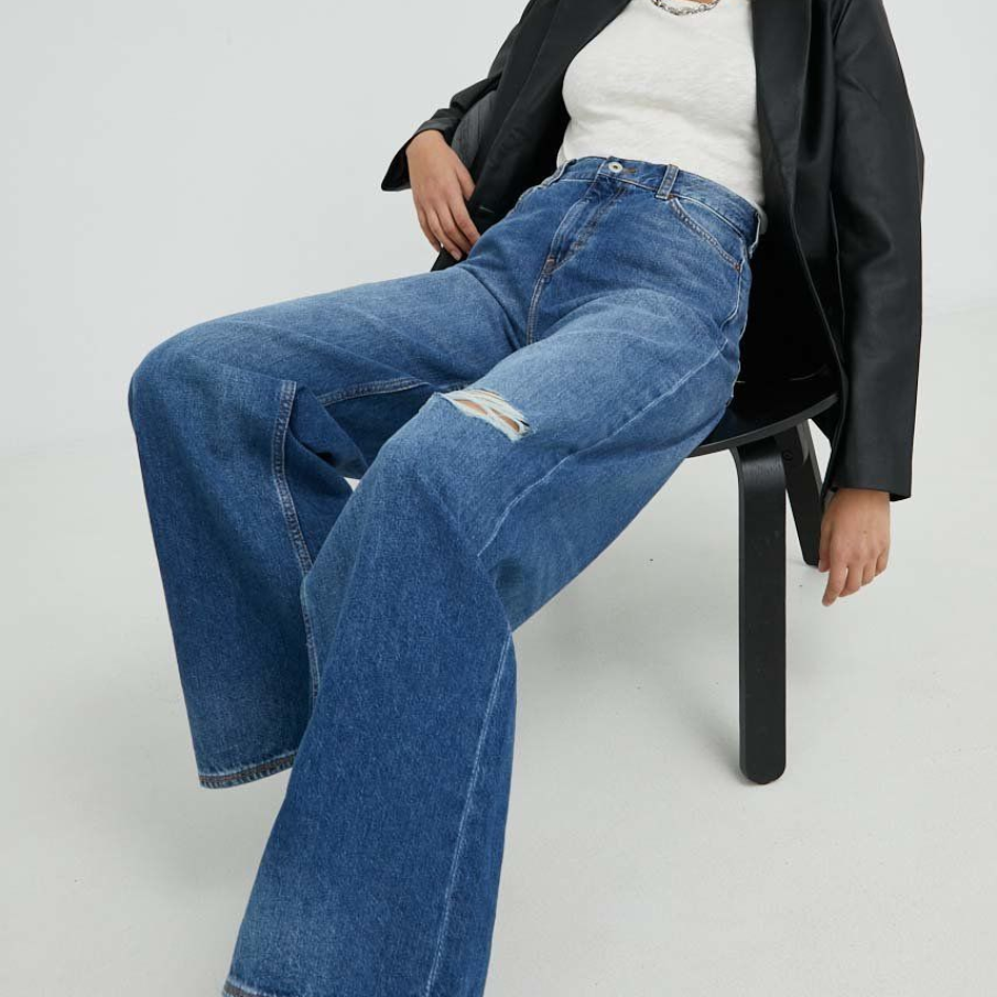 Jeansi Mustang cu talie inalta si fason wide. Au buzunare oblice si abraziuni decorative. 