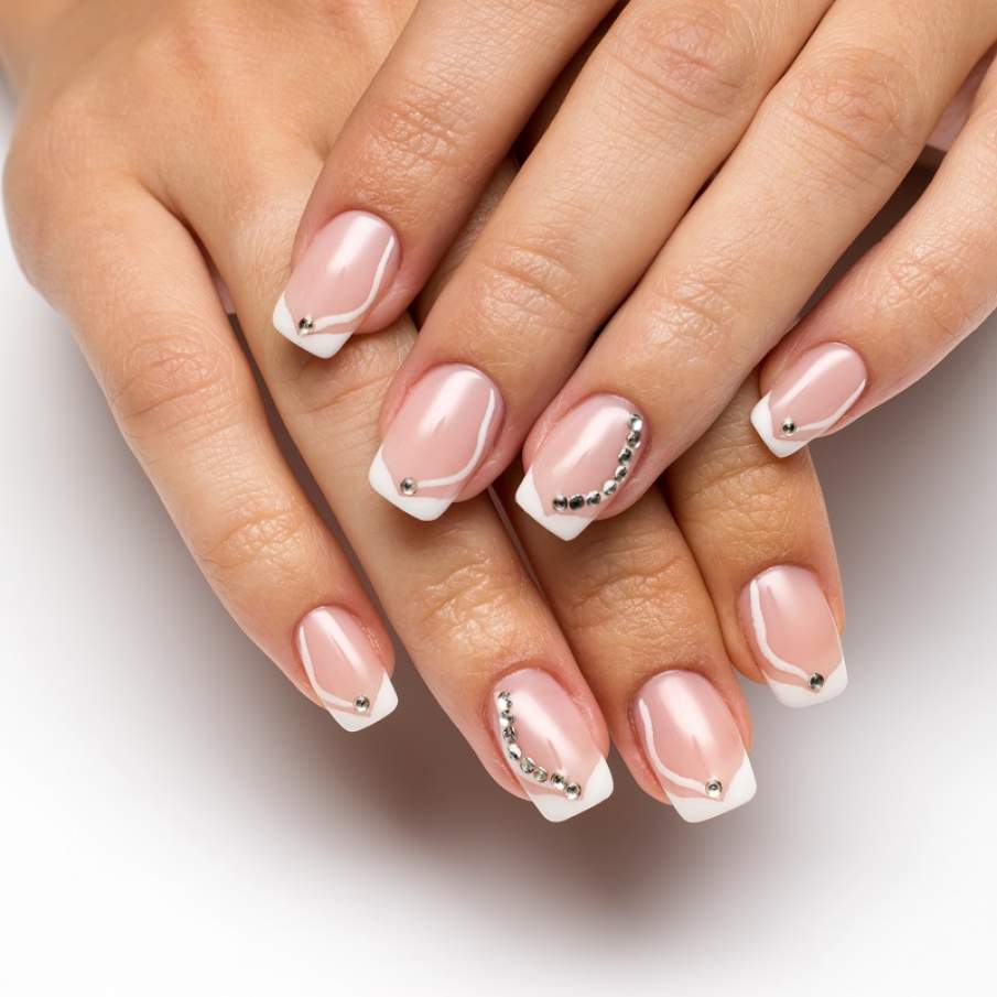 Modele de manichiură french cu accente luxoase și prețioase, în tendințe în 2025