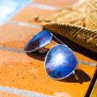 Drama unui baietel de cinci ani. Este obligat sa poarte permanent ochelari de soare