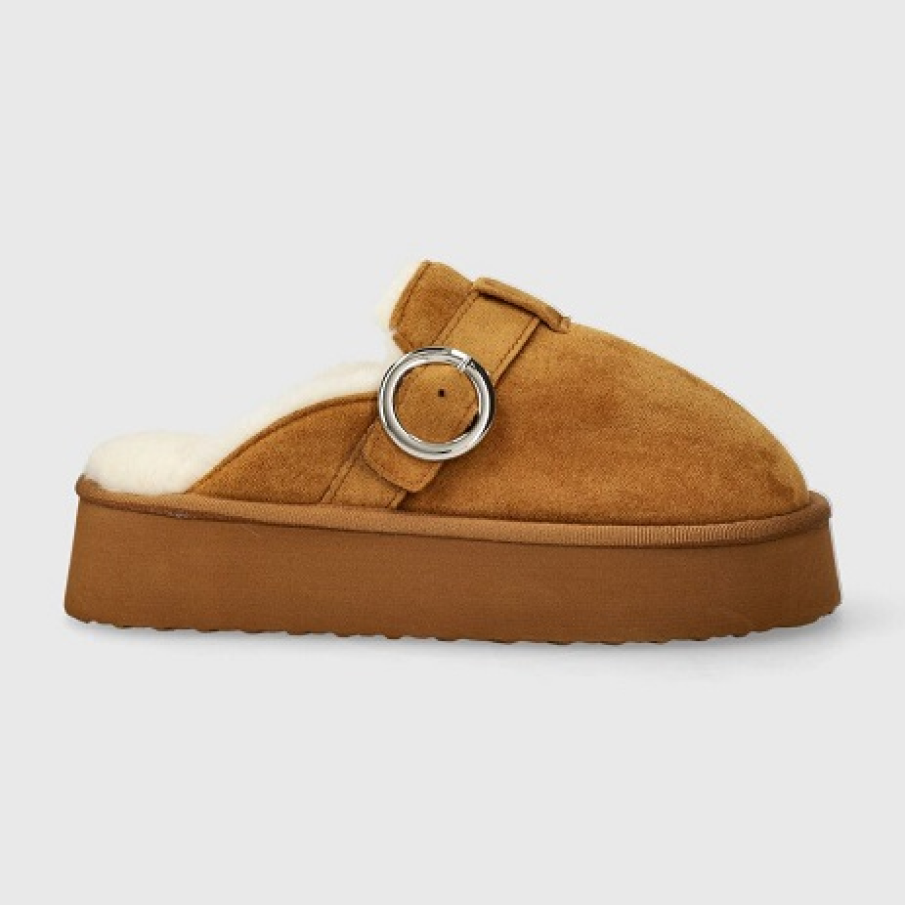 Papuci de casă maro din colecția Answear Lab confecționati din imitație de piele întoarsă, cu un detaliu metalic 