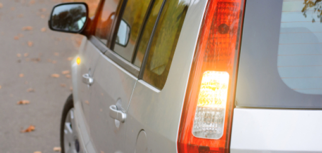 Ce roata nu se misca atunci cand o masina vireaza la dreapta?