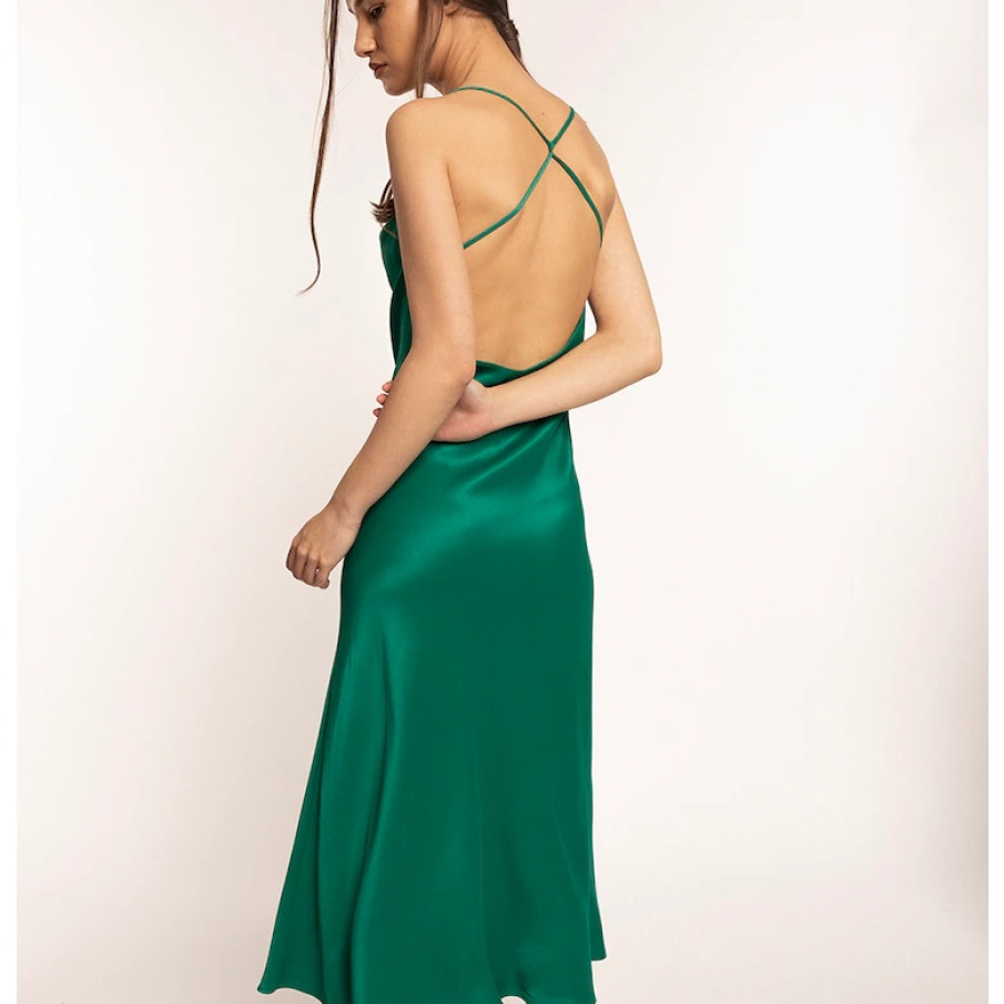 Rochie elegantă midi din amestec de mătase cu bumbac, în nuanță de verde englezesc, cu spatele gol și bretele încrucișate care îl pun în valoare 