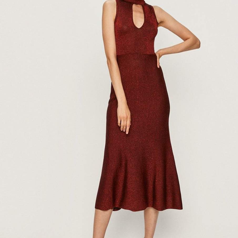 Rochie elegantă Pinko cu fir argintiu, pentru petrecerile pretențioase. Este mulată în partea de sus, iar fusta cade frumos în cloș elegant