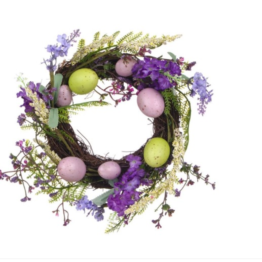 Coronița de Paști din lemn decorată cu floricele de câmp și având ca tematică cromatică predominantă veselul mov. 