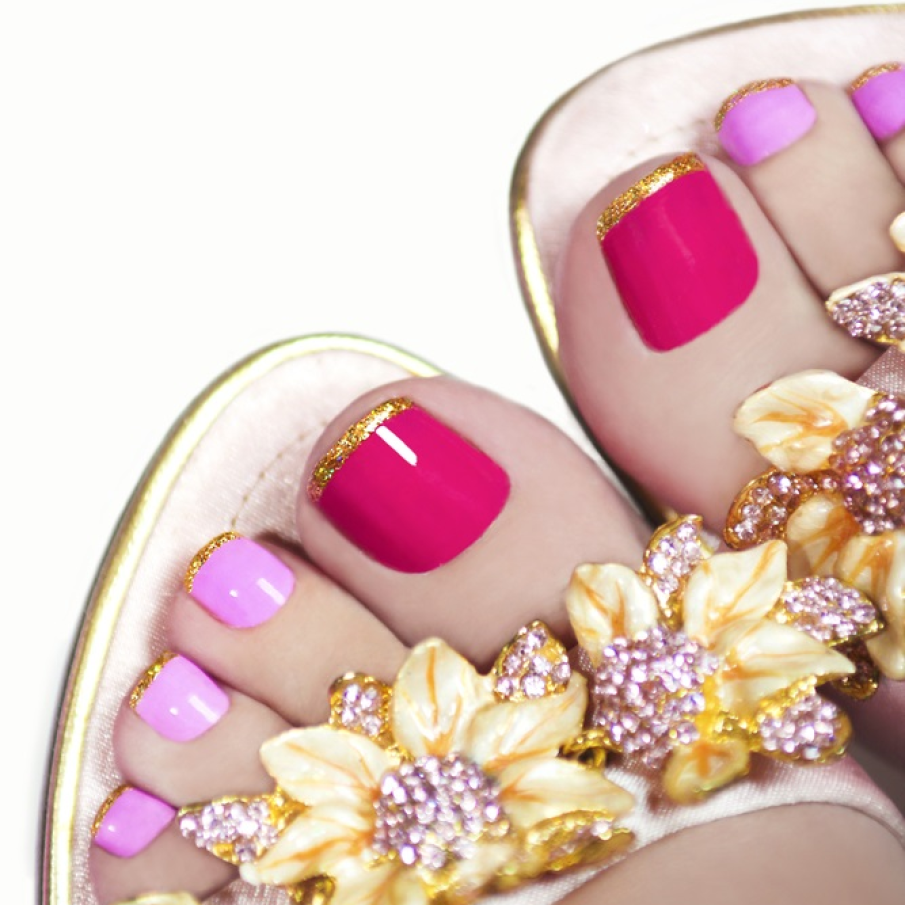 Pedichiură în două tonuri de culori din aceeași familie, cu vârfurile unghiile evidențiate subtil de un glitter auriu 