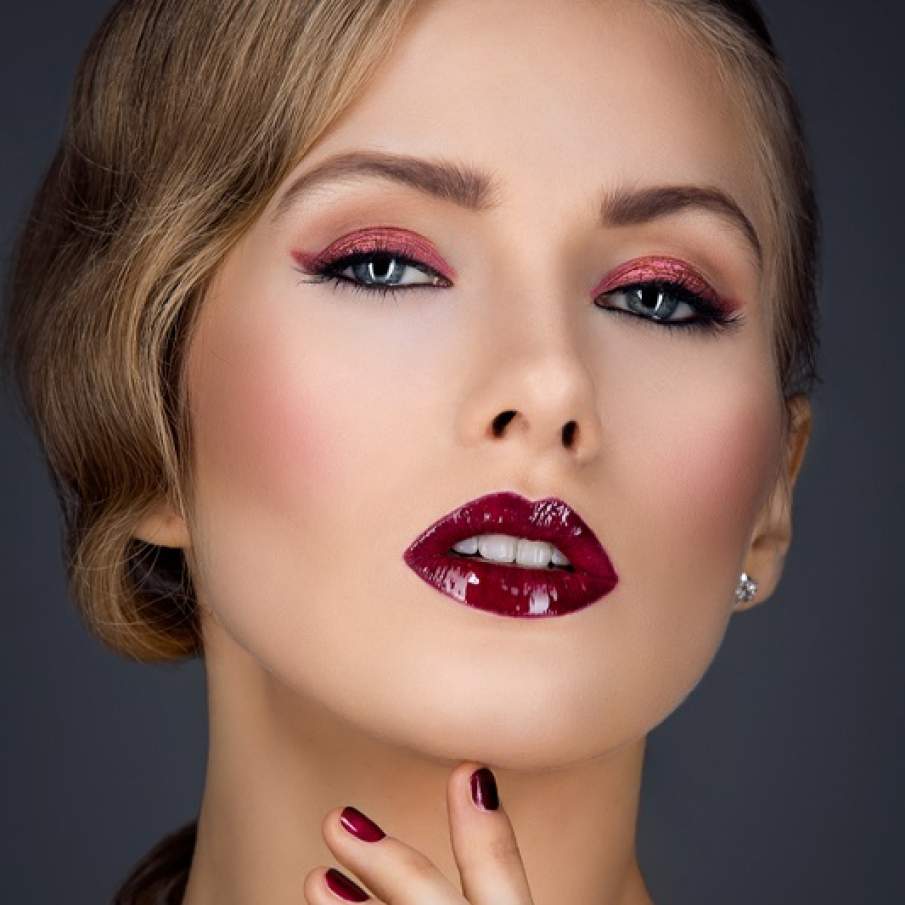 Rosu bordeau all over: culoarea vinului rosu si pe buze, si pe pleoape, si pe unghii
