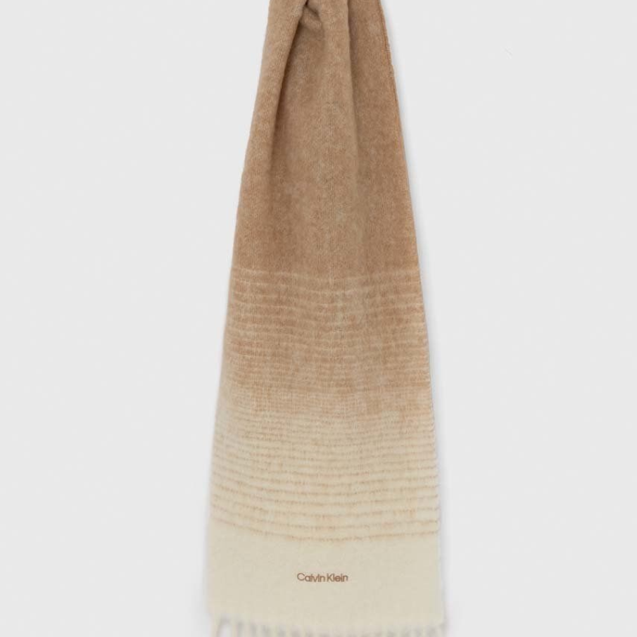 Eșarfă bej de lână Calvin Klein bej, cu ciucuri decorativi și cu imprimeu în dungi. Are în compoziție 43% Alpaca, 36% Lână