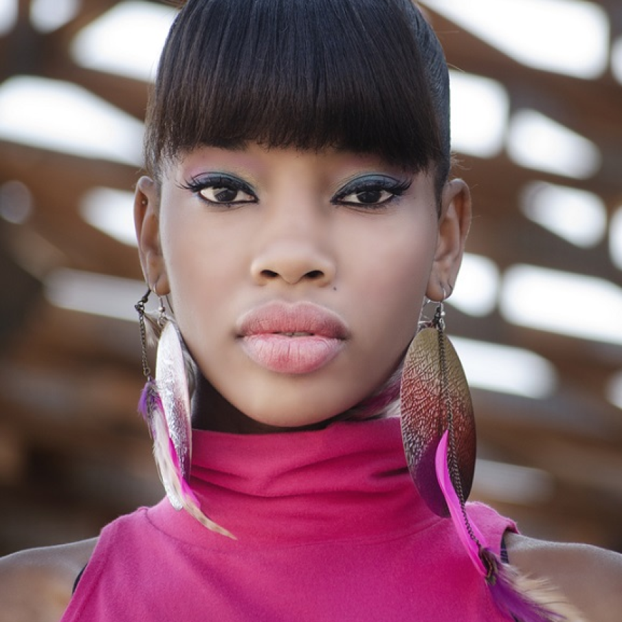 Coc un pic mai studiat, dar păstrându-și însă acel aer ușor neglijent în ciuda bretonului perfect așezat