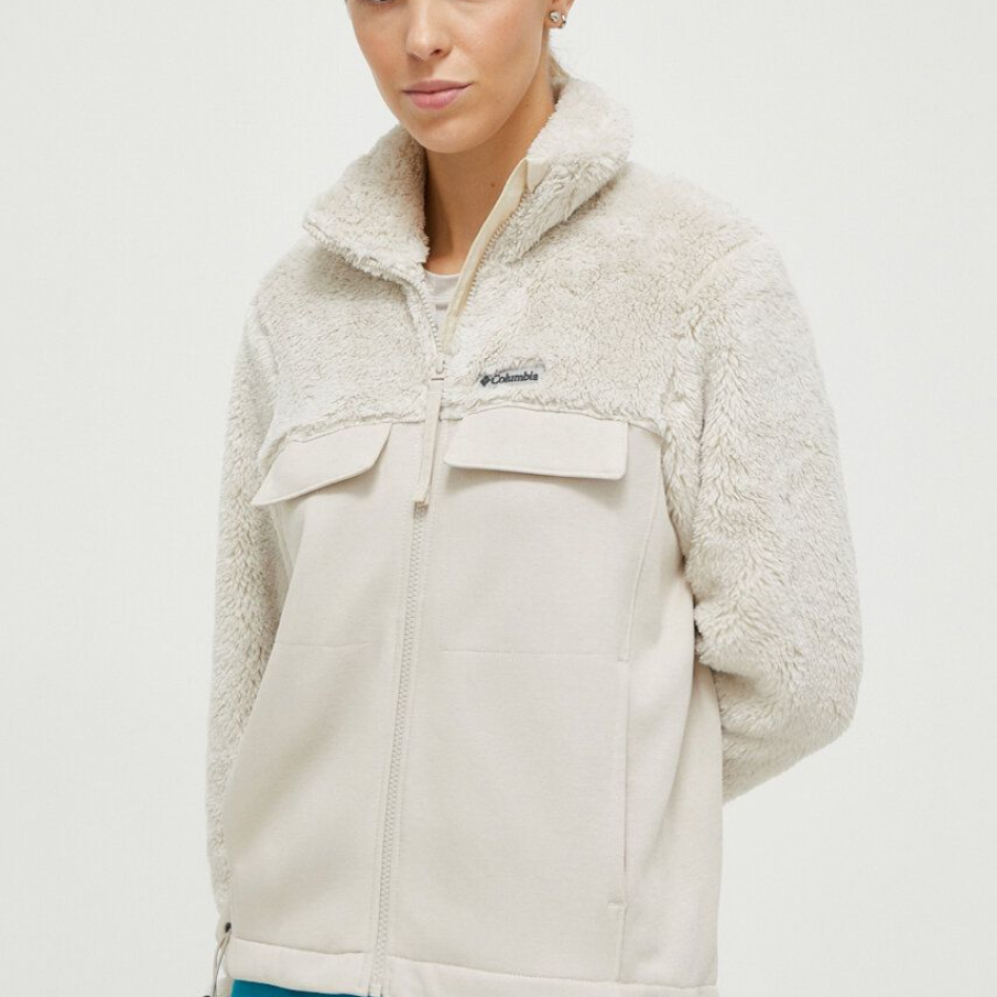 Bluză bej călduroasă din colecția Columbia cu buzunare false pe piept. Dispune de guler care se poate ridica până la nivelul bărbiei 