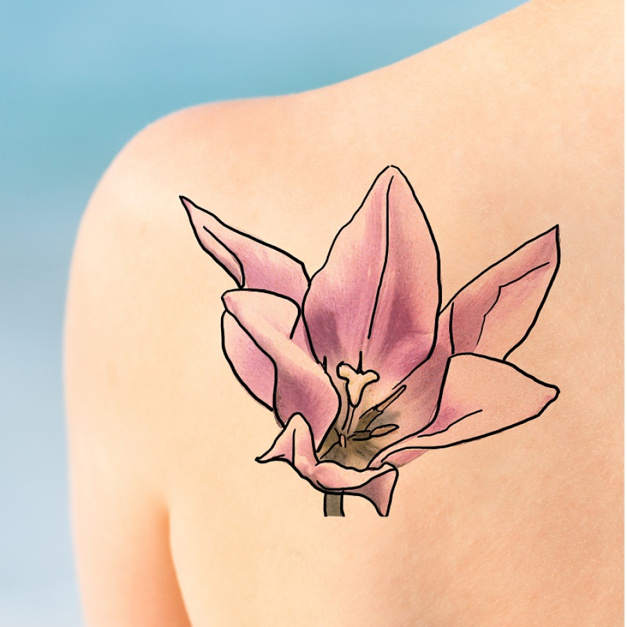 Tatuaj diafan, pe un singur umăr, cu design floral tip crin 
