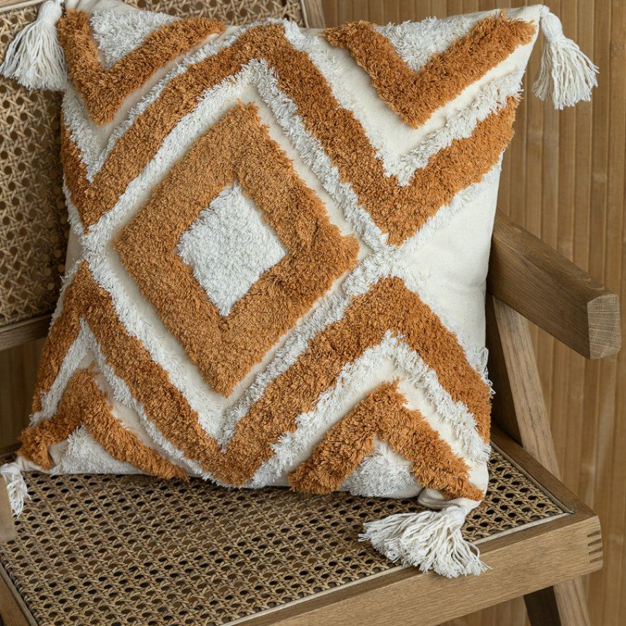 Pernă decorativă  în stil Boho cu safari decorative, confecționată din material textil